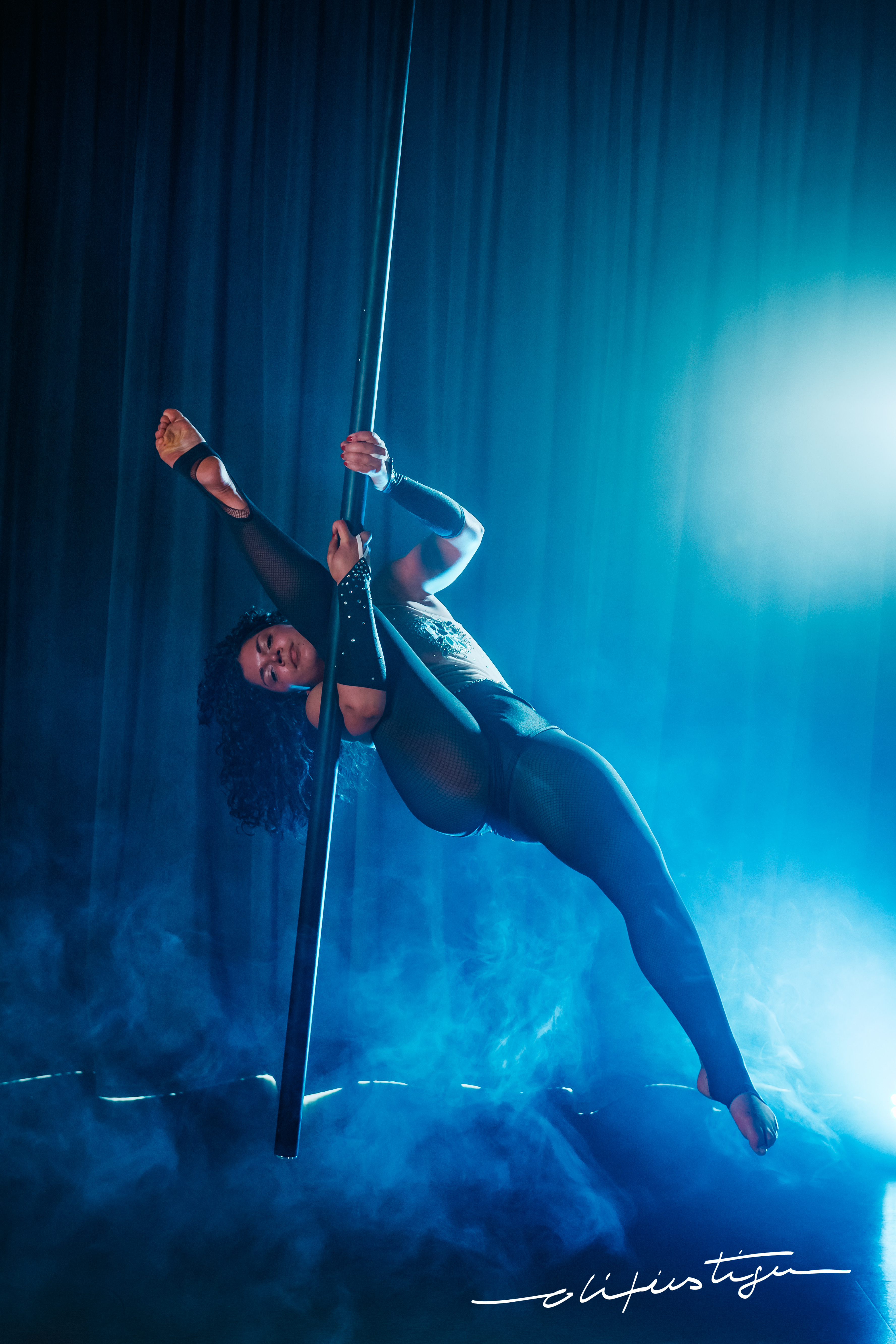 Chloé en performance Flying Pole