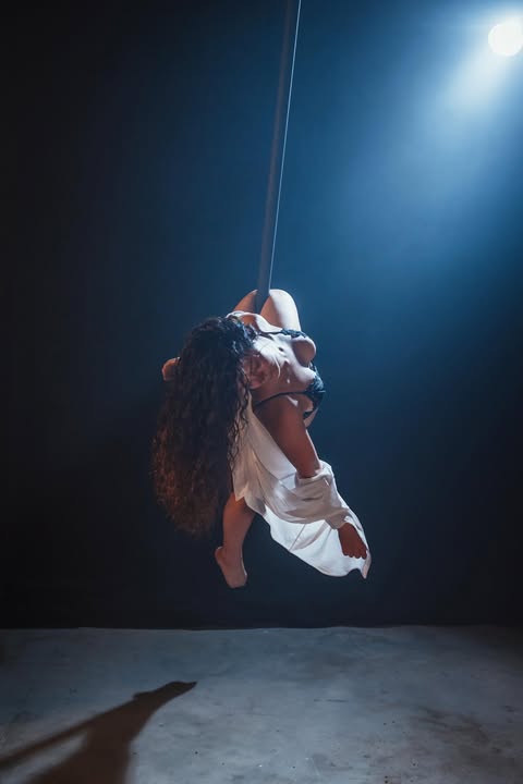 Chloé en performance Flying Pole